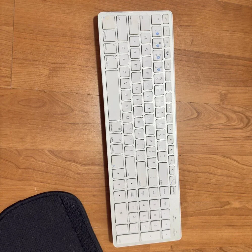 Slim Bluetooth Wireless Smart Keyboard with 4 Device Sync w/mouse pad